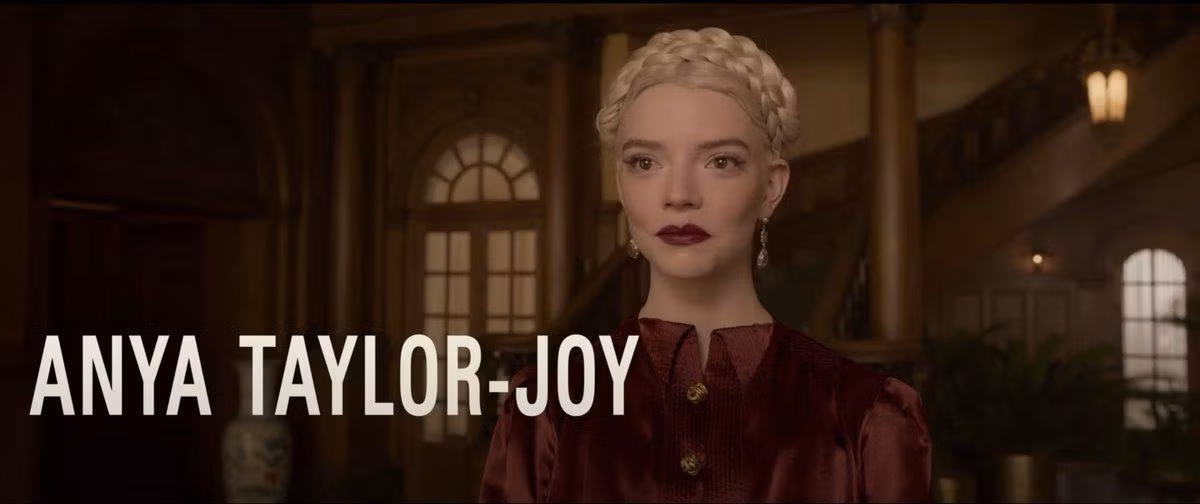 Anya Taylor-Joy mang vẻ ngoài quyền quý.