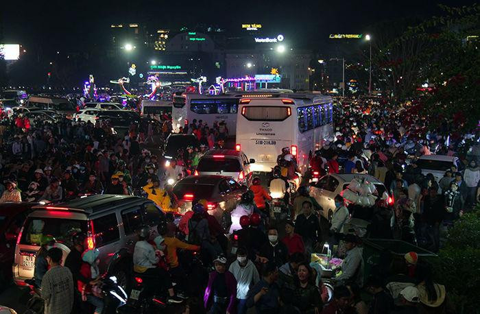 Đường vào chợ Đà Lạt vào một ngày đầu tuần trong tháng 7/2022. Ảnh: T.N