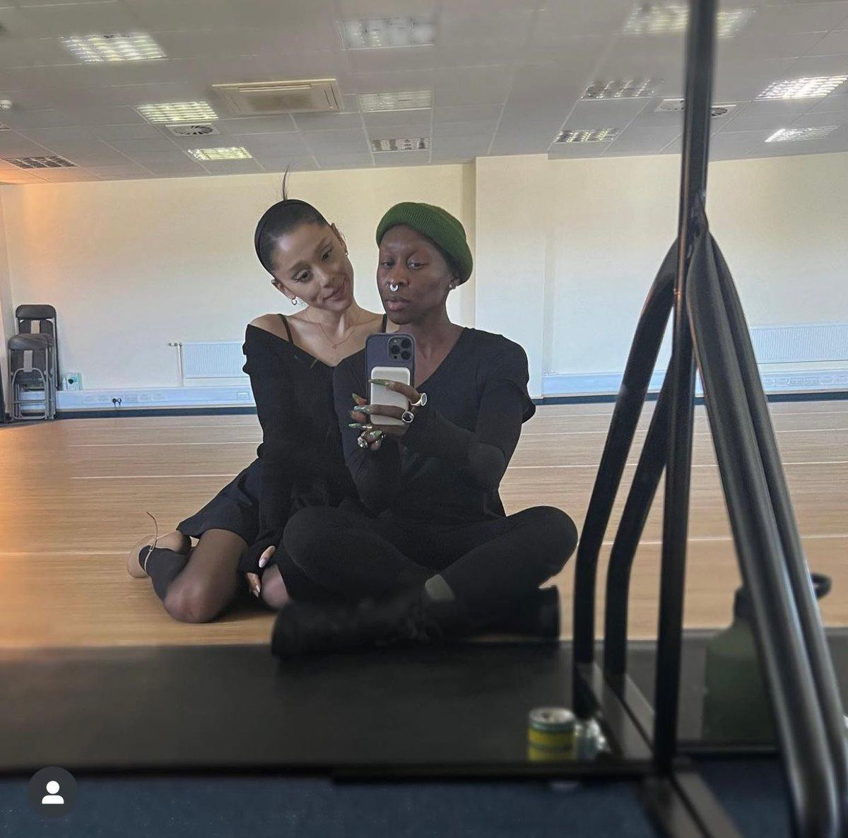 Cynthia Erivo và Ariana Grande vui vẻ "selfie" để đánh dấu quá trình "làm nóng" khâu sản xuất "Wicked".