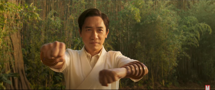 Tài tử Lương Triều Vỹ trong vai phản diện Mandarin. - Nguồn: YouTube Tài tử Lương Triều Vỹ trong vai phản diện Mandarin. - Nguồn: YouTube