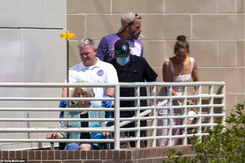 Bà Christopher Anne Boldt được Ben và Jennifer đưa về nhà sau khi được chăm sóc y tế. Bà Christopher Anne Boldt được Ben và Jennifer đưa về nhà sau khi được chăm sóc y tế.