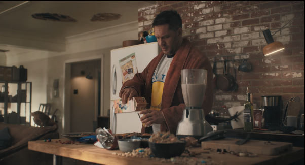 Venom là một bạn cùng phòng cực lầy lội thích... nấu ăn của Eddie.