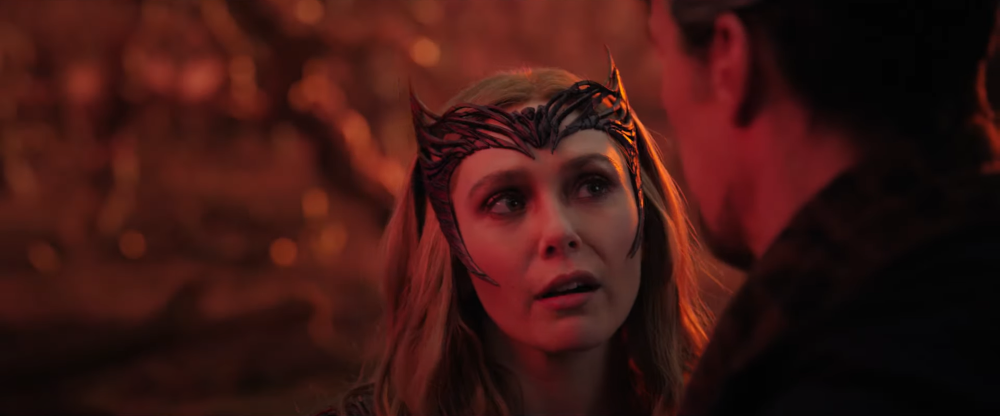 Scarlet Witch không chỉ tỏ thái độ thù địch với Doctor Strange mà biến thể của cô còn "chiến" hết mình với biến thể của Captain Marvel. - Nguồn: YouTube Scarlet Witch không chỉ tỏ thái độ thù địch với Doctor Strange mà biến thể của cô còn "chiến" hết mình với biến thể của Captain Marvel. - Nguồn: YouTube