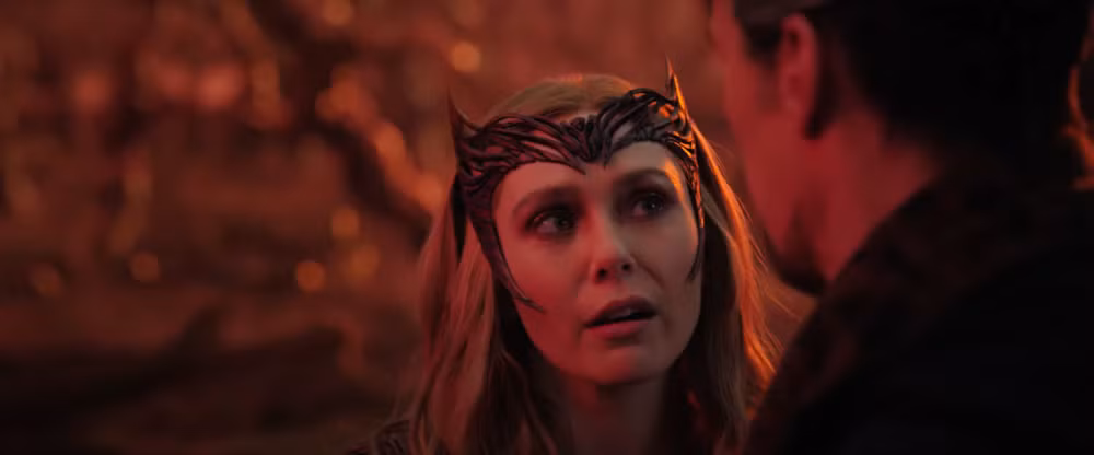 Scarlet Witch không chỉ tỏ thái độ thù địch với Doctor Strange mà biến thể của cô còn "chiến" hết mình với biến thể của Captain Marvel. - Nguồn: YouTube