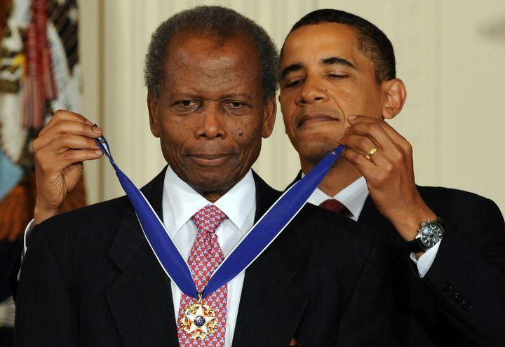 Sidney Poitier tại Nhà Trắng năm 2009. - Nguồn: HuffPost Sidney Poitier tại Nhà Trắng năm 2009. - Nguồn: HuffPost