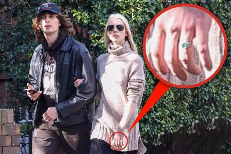 Tuần trước, Anya Taylor-Joy gây chú ý khi để lộ nhẫn đính hôn kim cương lúc đi dạo phố cùng bạn trai. Nguồn: Internet