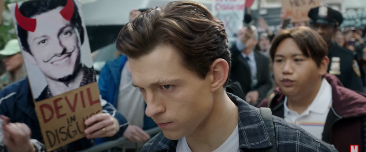 Peter Parker và người thân phải chịu mọi áp lực sau khi cậu bị vu khống giết người. - Nguồn: YouTube