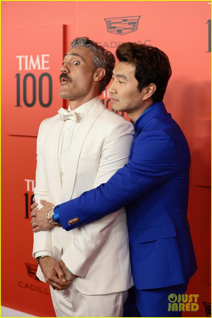 Simu Liu muốn "bắt cóc" Taika Waititi để anh làm đạo diễn cho "Shang-Chi 2"? - Nguồn: Just Jared
