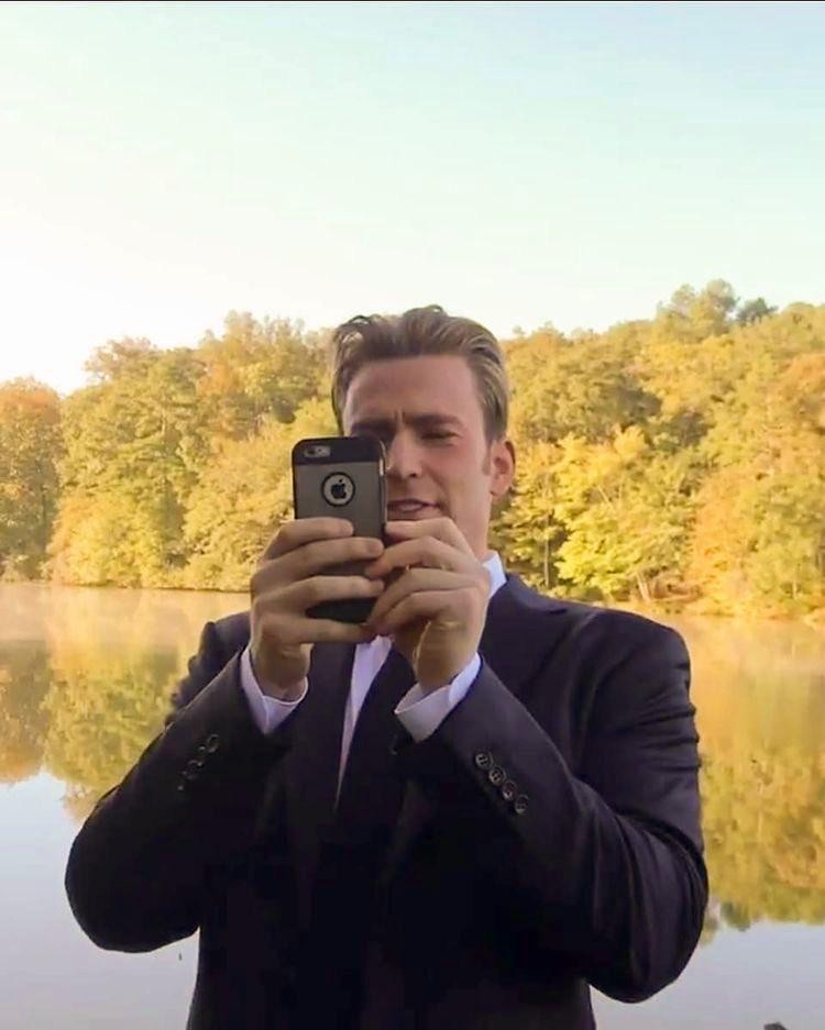 Chris Evans cùng chiếc điện thoại "huyền thoại" trên phim trường "Avengers: Endgame". Chris Evans cùng chiếc điện thoại "huyền thoại" trên phim trường "Avengers: Endgame".