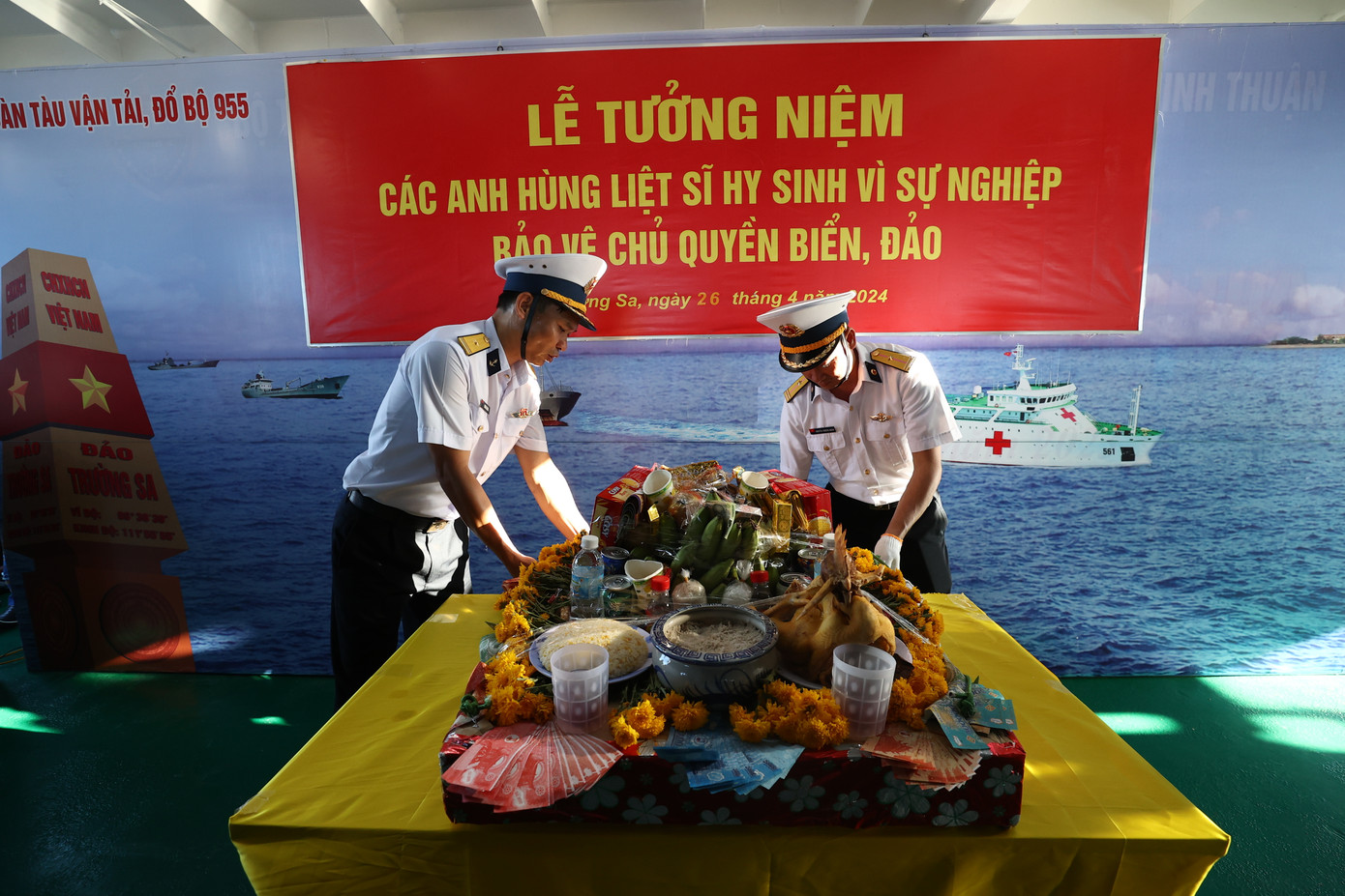 Đoàn kiều bào xúc động được dự lễ tưởng niệm tại Trường Sa. Đoàn kiều bào xúc động được dự lễ tưởng niệm tại Trường Sa.