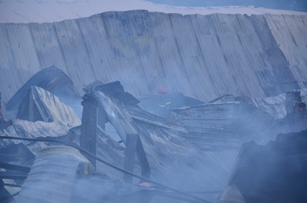 Hơn 100 cảnh sát cứu hỏa trắng đêm cứu công ty gỗ ảnh 4