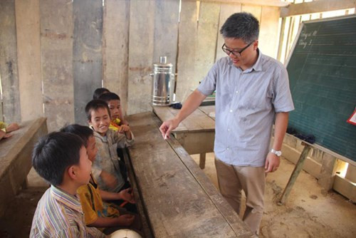 Giáo sư Ngô Bảo Châu 'đứng lớp' ở bản vùng cao ảnh 2