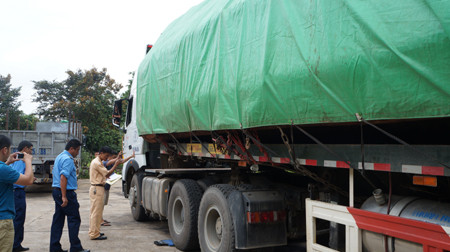 Bắt đoàn xe chở gỗ vượt hơn 300% tải trọng ảnh 5