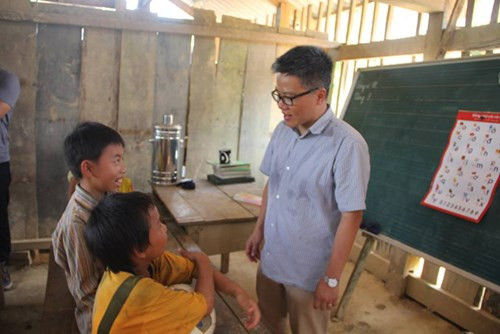 Giáo sư Ngô Bảo Châu 'đứng lớp' ở bản vùng cao ảnh 4