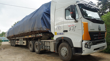 Bắt đoàn xe chở gỗ vượt hơn 300% tải trọng ảnh 1