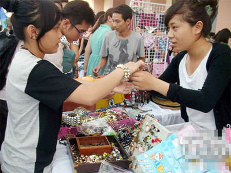 Mua hàng giảm giá cũng là cách để tiết kiệm tiền 