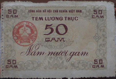Tem mua lương thực 50 gram. Trong thời bao cấp, việc thông thương, buôn bán bị hạn chế, các gia đình chủ yếu trông chờ vào phần tem phiếu được phát để duy trì nguồn cung cấp lương thực, thực phẩm cho gia đình