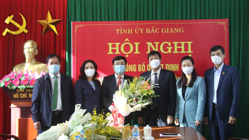 Bà Lê Thị Thu Hồng, Phó Bí thư Thường trực Tỉnh ủy, Chủ tịch HĐND tỉnh Bắc Giang trao Quyết định cho ông Đào Duy Trọng.