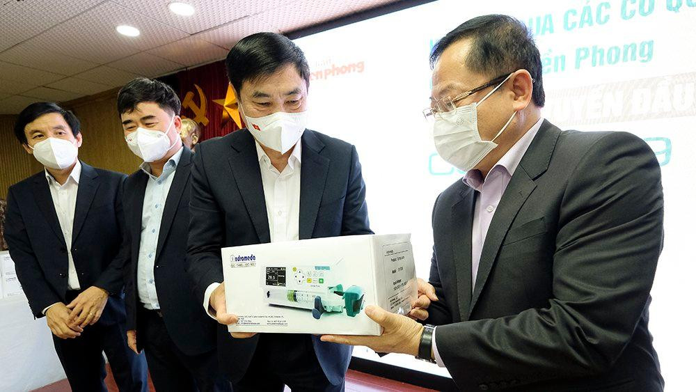 Đồng chí Trần Quốc Cường, Ủy viên Trung ương Đảng, Phó Trưởng ban Nội chính Trung ương đại diện Khối Thi đua các cơ quan Đảng Trung ương trao bơm tiêm điện cho Tổng Biên tập báo Tiền Phong Lê Xuân Sơn để ủng hộ Bệnh viện Dã chiến số 16 TPHCM Đồng chí Trần Quốc Cường, Ủy viên Trung ương Đảng, Phó Trưởng ban Nội chính Trung ương đại diện Khối Thi đua các cơ quan Đảng Trung ương trao bơm tiêm điện cho Tổng Biên tập báo Tiền Phong Lê Xuân Sơn để ủng hộ Bệnh viện Dã chiến số 16 TPHCM