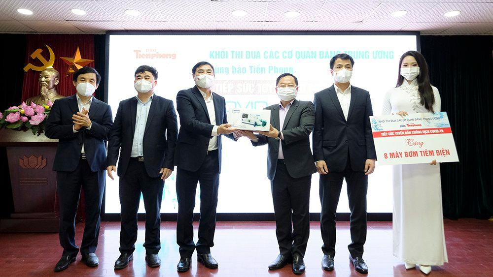 “Số lượng 8 bơm tiêm điện tuy khiêm tốn nhưng đây là tấm lòng của từng người lao động, nhân viên của Khối Thi đua các cơ quan Đảng Trung ương. Chúng tôi mong rằng, các y bác sĩ, cán bộ y tế hằng ngày sử dụng chăm sóc sức khỏe cho đồng bào và nhân dân, góp phần chiến thắng đại dịch COVID-19” – đồng chí Trần Quốc Cường nói. “Số lượng 8 bơm tiêm điện tuy khiêm tốn nhưng đây là tấm lòng của từng người lao động, nhân viên của Khối Thi đua các cơ quan Đảng Trung ương. Chúng tôi mong rằng, các y bác sĩ, cán bộ y tế hằng ngày sử dụng chăm sóc sức khỏe cho đồng bào và nhân dân, góp phần chiến thắng đại dịch COVID-19” – đồng chí Trần Quốc Cường nói.