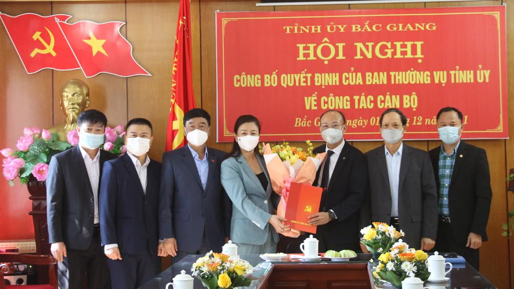 Bà Lê Thị Thu Hồng, Phó Bí thư Thường trực Tỉnh ủy, Chủ tịch HĐND tỉnh Bắc Giang trao Quyết định cho ông Trần Tuấn Nam.