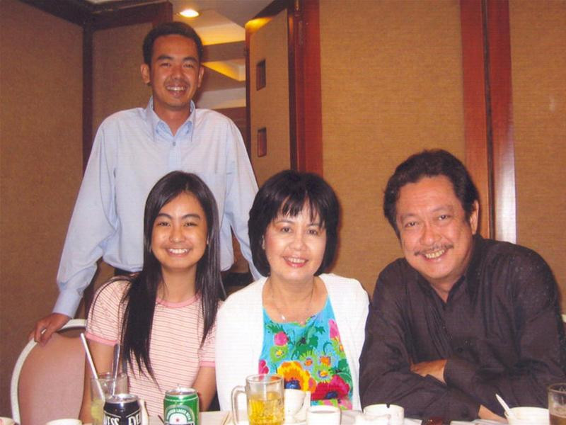 Nguyễn Chánh Tín cùng vợ và hai con. Ảnh: Phạm Hoàng Nam