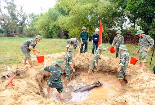 Ngay sát khu dân cư phường Hòa Quý quận Ngũ Hành Sơn (Đà Nẵng) lực lượng Trung tâm dò phá bom mìn 20 thuộc Tổng công ty 36 phát hiện một quả bom ở độ sâu khoảng 1m 