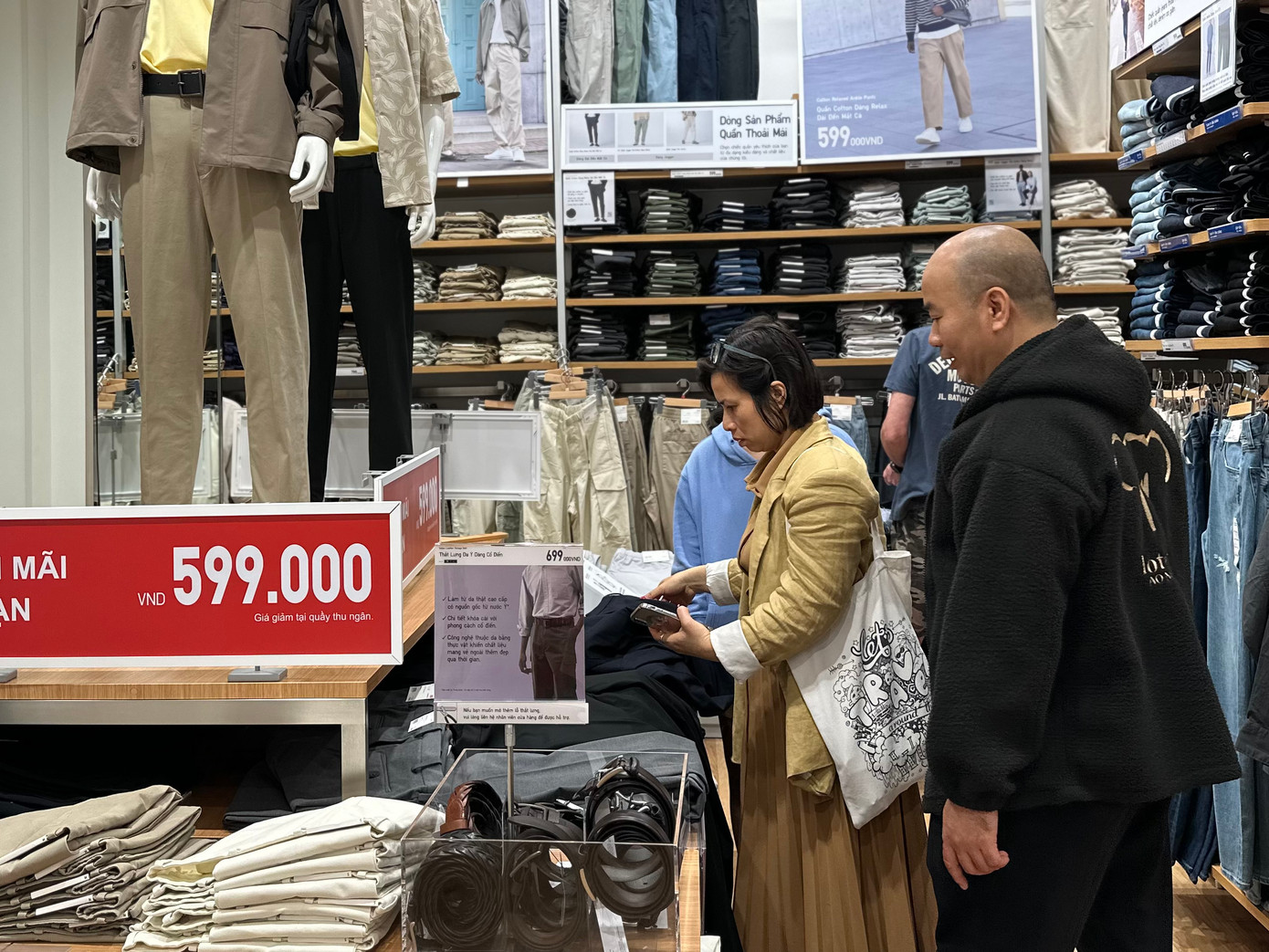 Dù không chủ định đi sắm quần áo dịp Tết, nhưng chị Ngọc Hà (Thanh Xuân, Hà Nội) cho biết vẫn bị thu hút bởi những quảng cáo giảm giá, đã tốn hơn nửa tiếng đồng hồ lựa đồ cho gia đình. "Tiện đi siêu thị trong trung tâm thương mại, tôi thấy có quá nhiều hãng quần áo giảm giá nên cũng tranh thủ chọn đồ. Tiếc rằng những đồ mình thích nhất lại gần như không giảm giá. Đồ giảm trên 50% chủ yếu còn lẻ size, phải may mắn mới mua được", chị Hà chia sẻ.