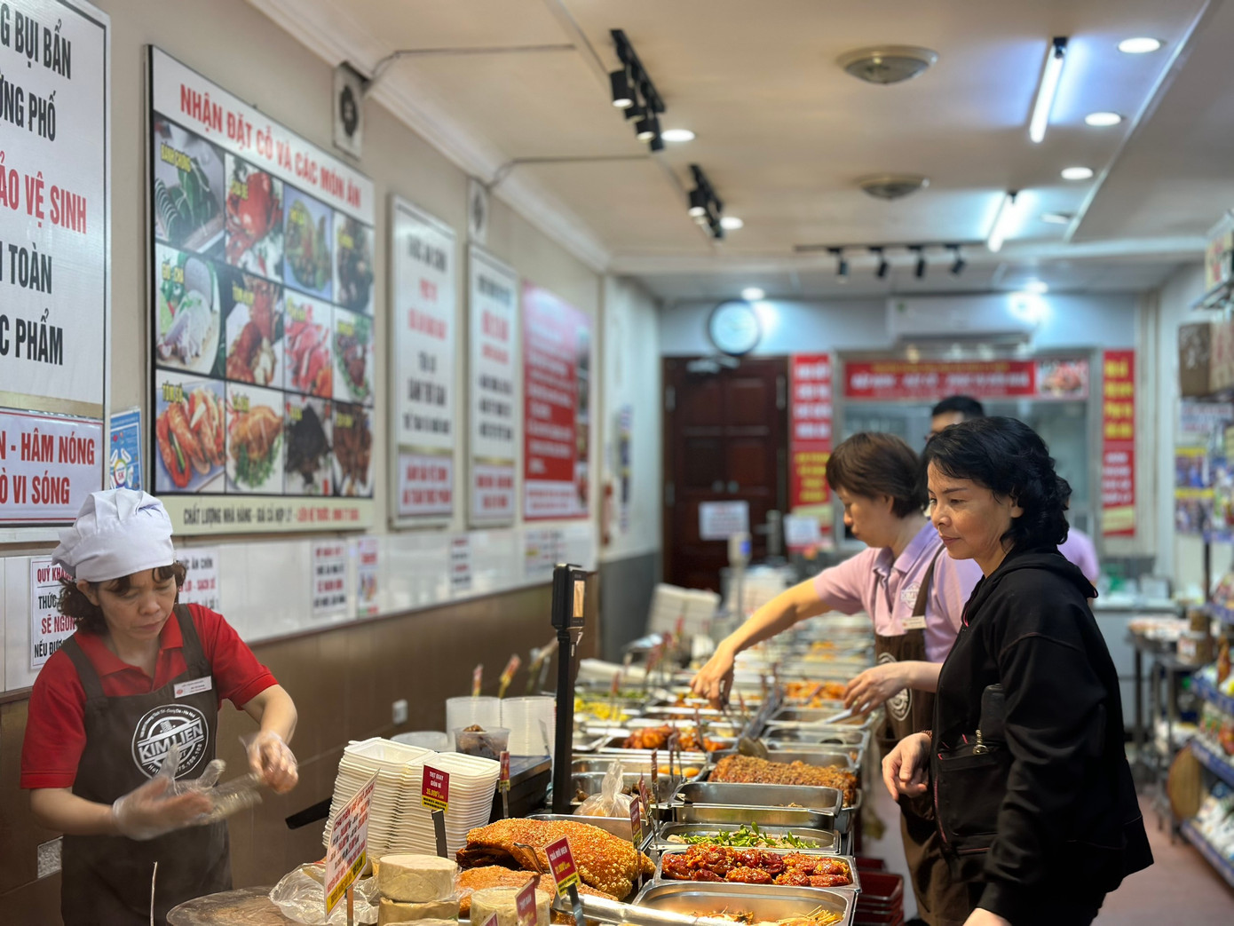 Cửa hàng nhận đặt cỗ tất bật chuẩn bị trước ngày rằm tháng Giêng. Từ 10h sáng, cửa hàng đã có sẵn các món ăn nóng hổi cho thực khách lựa chọn làm mâm cúng. Mâm cỗ hoàn chỉnh cho 6 người ăn có giá khoảng 1,2 triệu đồng, hoặc cao hơn, tuỳ lựa chọn của khách hàng. Cửa hàng nhận đặt cỗ tất bật chuẩn bị trước ngày rằm tháng Giêng. Từ 10h sáng, cửa hàng đã có sẵn các món ăn nóng hổi cho thực khách lựa chọn làm mâm cúng. Mâm cỗ hoàn chỉnh cho 6 người ăn có giá khoảng 1,2 triệu đồng, hoặc cao hơn, tuỳ lựa chọn của khách hàng.