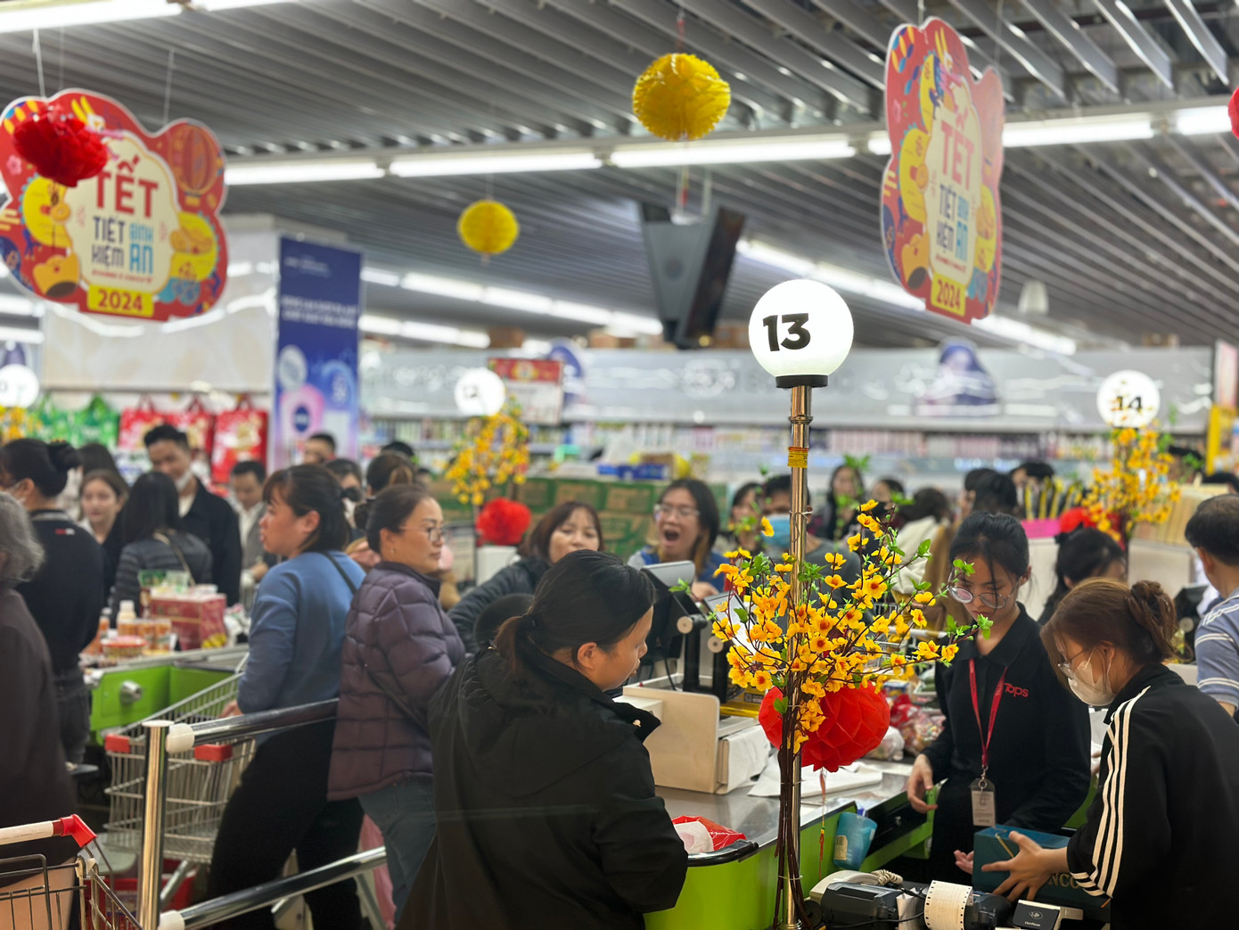 Sau ngày làm việc cuối cùng của năm Âm lịch (28 Tết), nhiều người sẽ về quê đón Tết. Theo đó, việc mua sắm buộc phải thực hiện vào tối 27 Tết. Tình trạng đông đúc diễn ở nhiều siêu thị.
