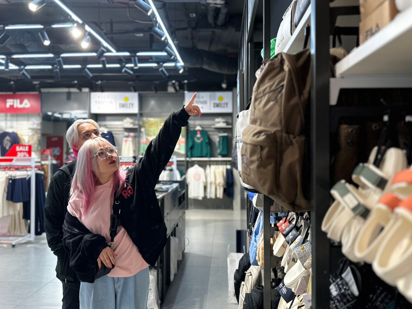 Khách hàng thoải mái lựa đồ trong trung tâm thương mại vắng vẻ, đối lập với những phố thời trang bình dân sôi động, tấp nập.