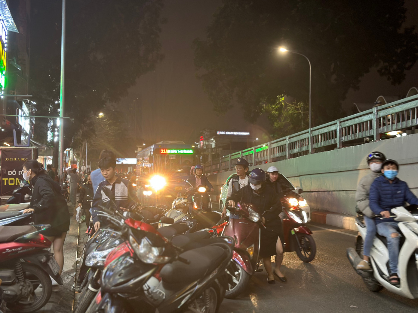 Thậm chí, xe còn để tràn 2 hàng xuống lòng đường. Hàng hoá, xe máy chiếm toàn bộ diện tích vỉa hè.