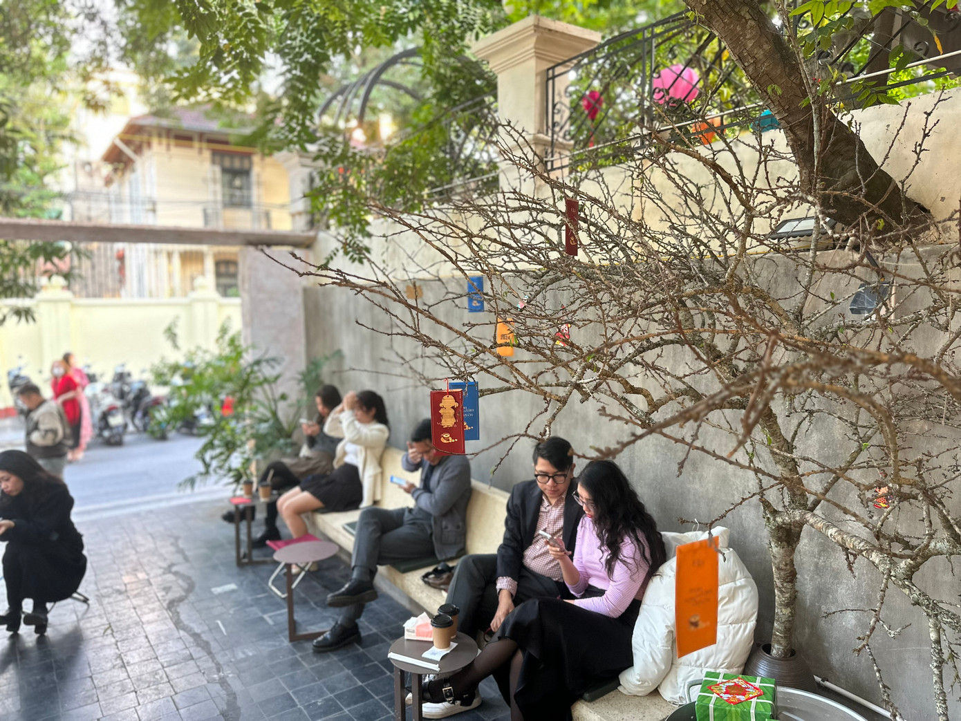 Hàng quán trang trí đẹp, tạo nhiều góc check-in thu hút các bạn trẻ. Hoa tươi, cây cảnh, tiểu cảnh, ... được thiết kế đa dạng, tràn ngập không khí xuân.