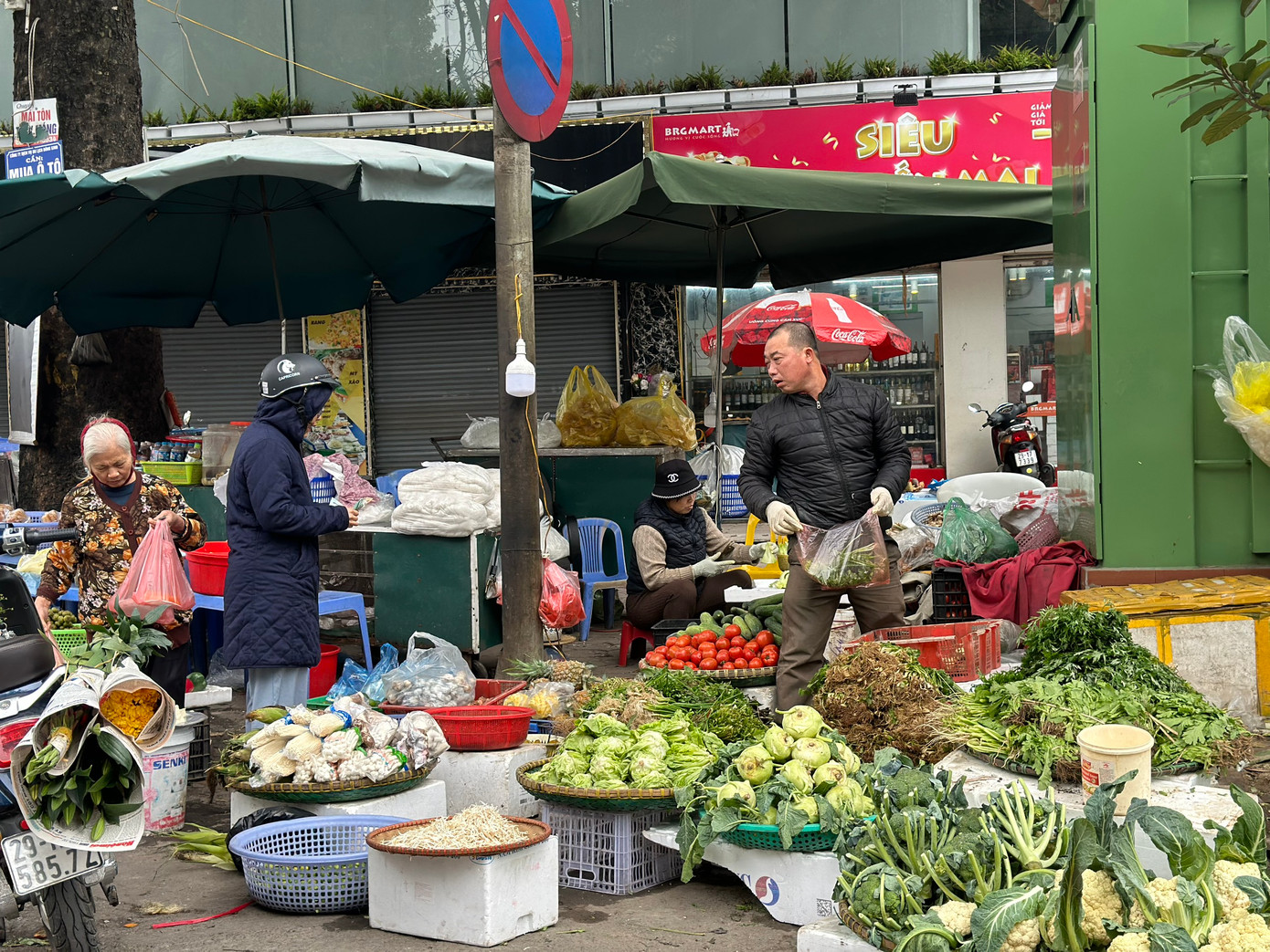 Giá rau xanh đồng loạt tăng, cao gấp đôi như lơ xanh 20.000 đồng/cái, su hào 10.000 đồng/củ bé, cải ngọt dưa chuột 20.000 đồng/kg... Các loại rau gia vị cũng tăng giá.