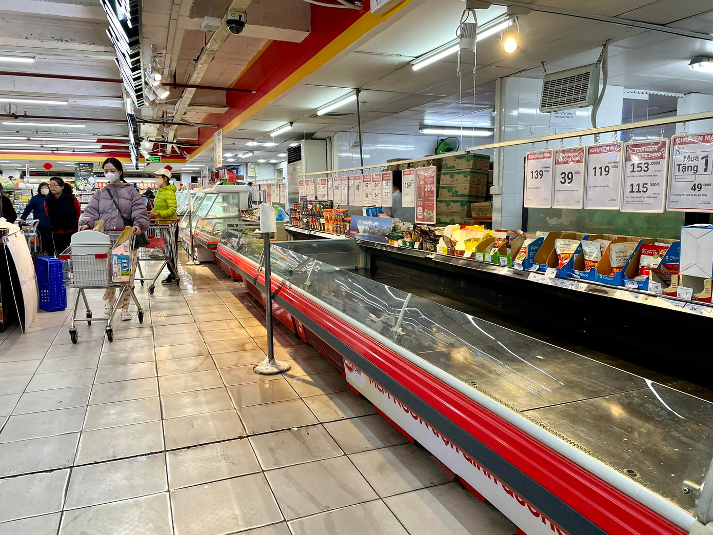 Rau xanh, thực phẩm tươi sống, chế biến sẵn sạch bóng trên các quầy kệ. Một số hệ thống siêu thị tại Hà Nội sẽ đóng cửa vào 12h hôm nay, hoạt động trở lại từ mùng 2 Tết. (ảnh: Phạm Tuyên)