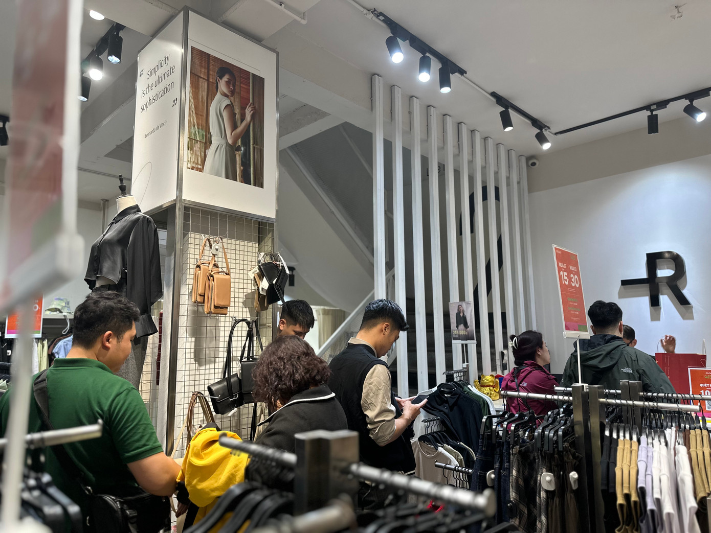 Một số cửa hàng diện tích nhỏ, chỉ có 1 quầy thanh toán, khiến việc chờ đợi càng kéo dài.