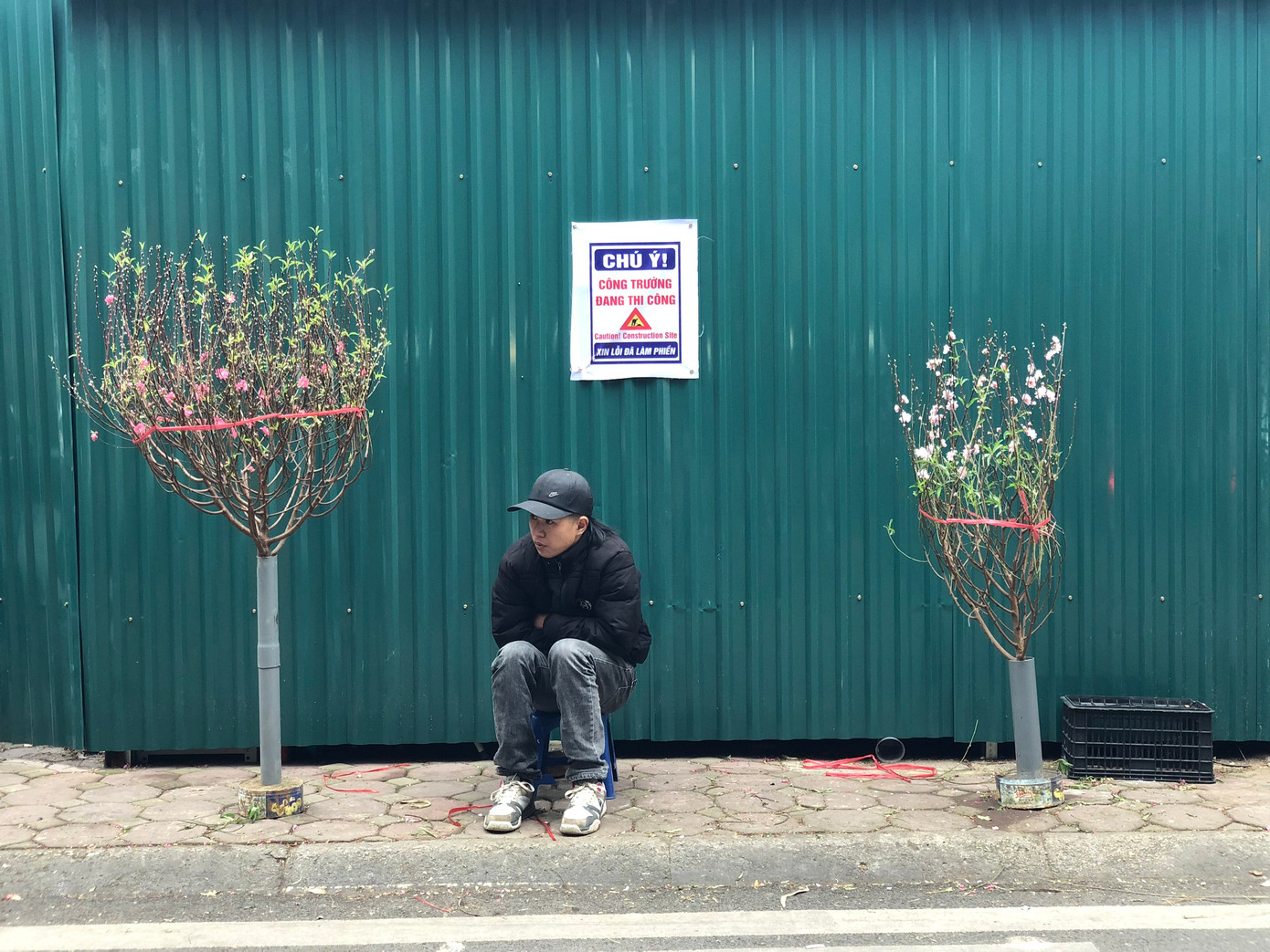 Khách vắng, tiểu thương ngồi co ro chờ đợi trên vỉa hè, thậm chí ngủ gật.