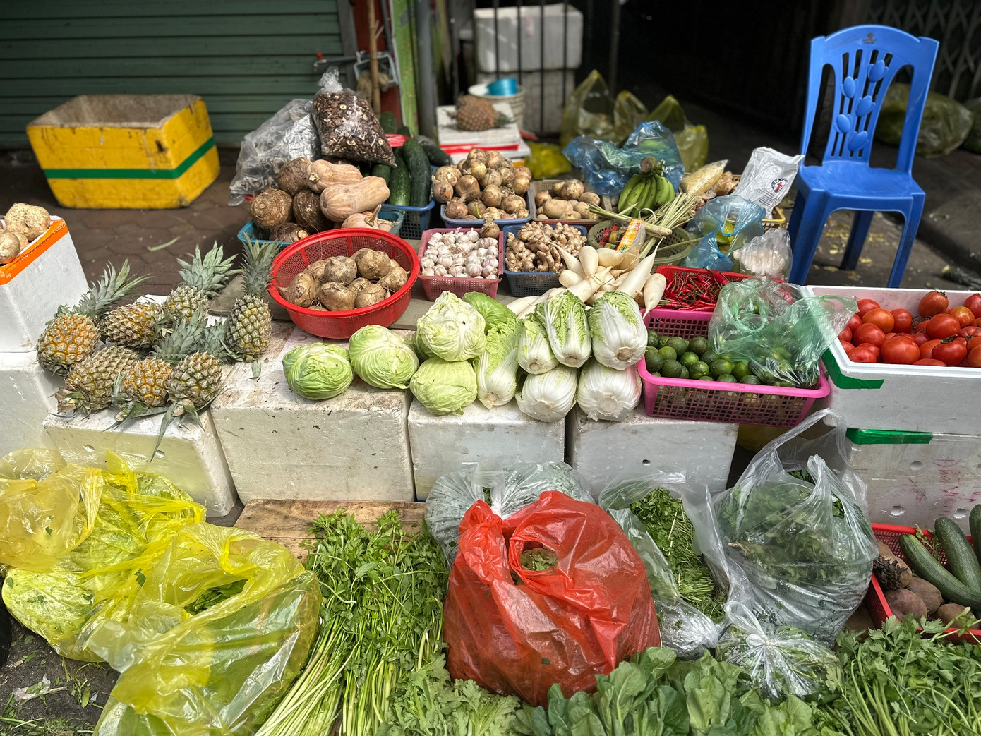 Súp lơ, bắp cải 15.000 đồng/cái, rau cần 20.000/mớ, rau cải 10.000 - 15.000 đồng/mớ... Mức giá này tăng từ 2.000 - 3.000 đồng so với trước Tết.