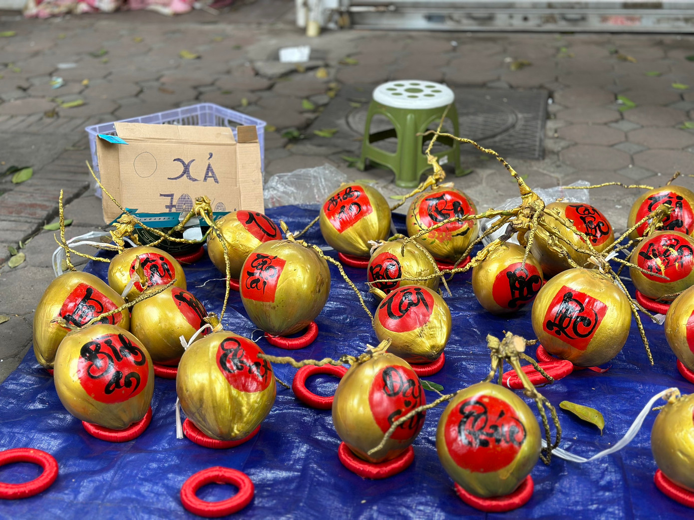 Trong khi đó, dừa "dát vàng" đại hạ giá, cận Tết bán 100.000 đồng/ quả, nhưng trong sáng 30 chỉ còn 40.000 đồng/quả.