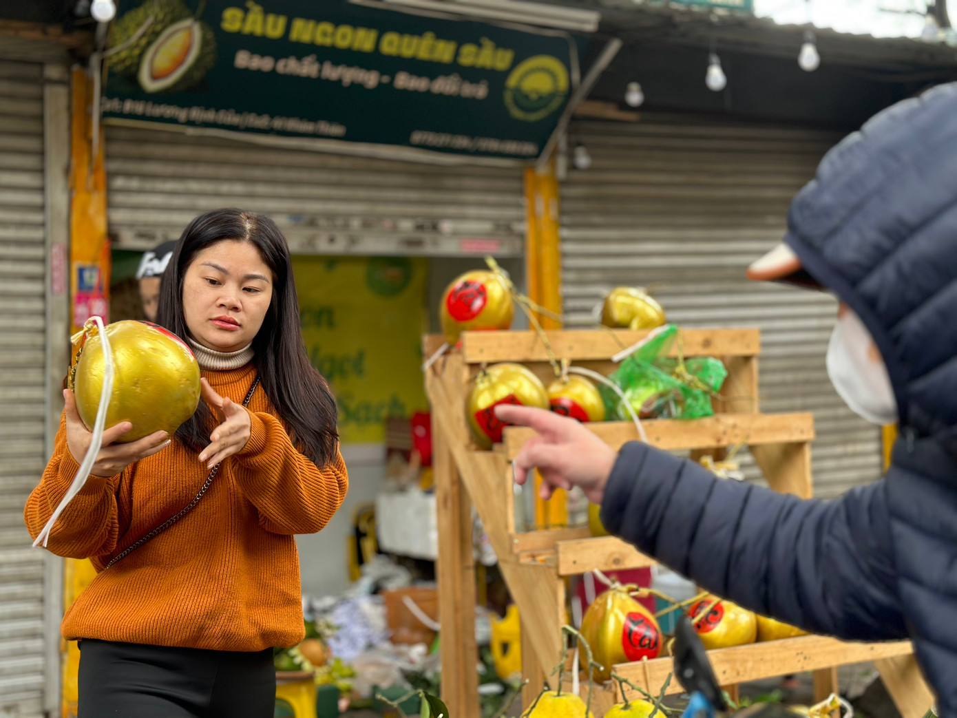 Dù đã giảm giá mạnh, nhưng tiểu thương vẫn còn hàng chục quả dừa "ngóng" khách. Tiểu thương chia sẻ, đây là năm đầu tiên bán loại dừa này, do còn lạ lẫm nên sản phẩm có phần kén khách.