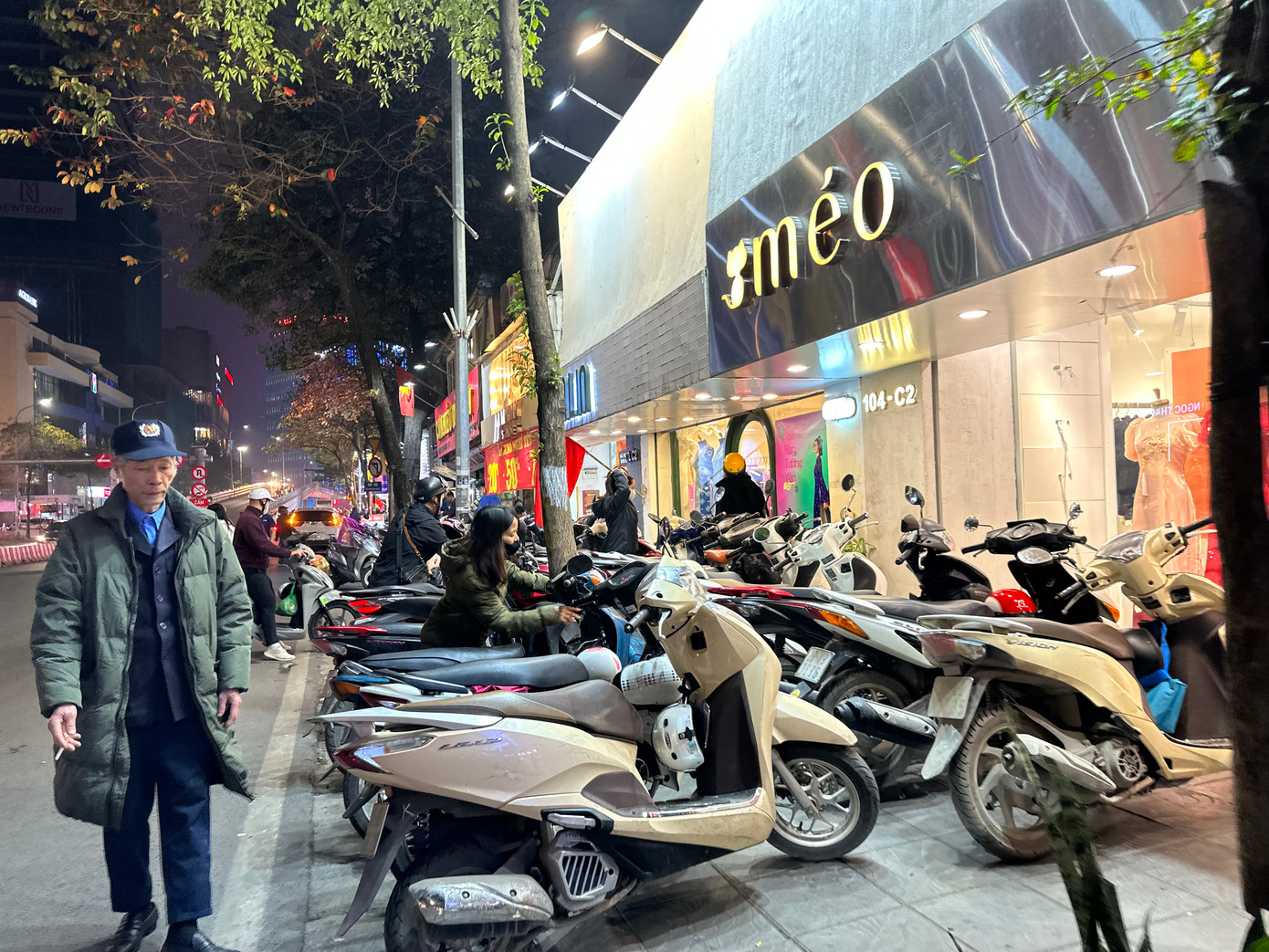 Tình trạng tương tự cũng diễn ra trên con phố thời trang Phạm Ngọc Thạch (Hà Nội). Tới 22h, các cửa hàng vẫn chưa ngớt khách.