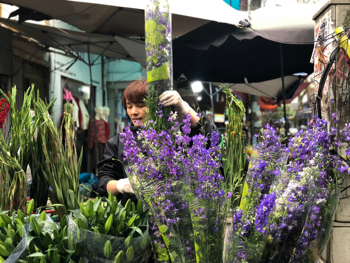 Trong khi đào, quất giảm giá, thì giá hoa tươi có xu hướng nhích nhẹ vào ngày cận Tết. Hoa ly từ 30.000- 60.000 đồng/bông, hoa cúc 6.000-8.000 đồng/bông, hoa violet từ 50.000 - 60.000 đồng/bó...