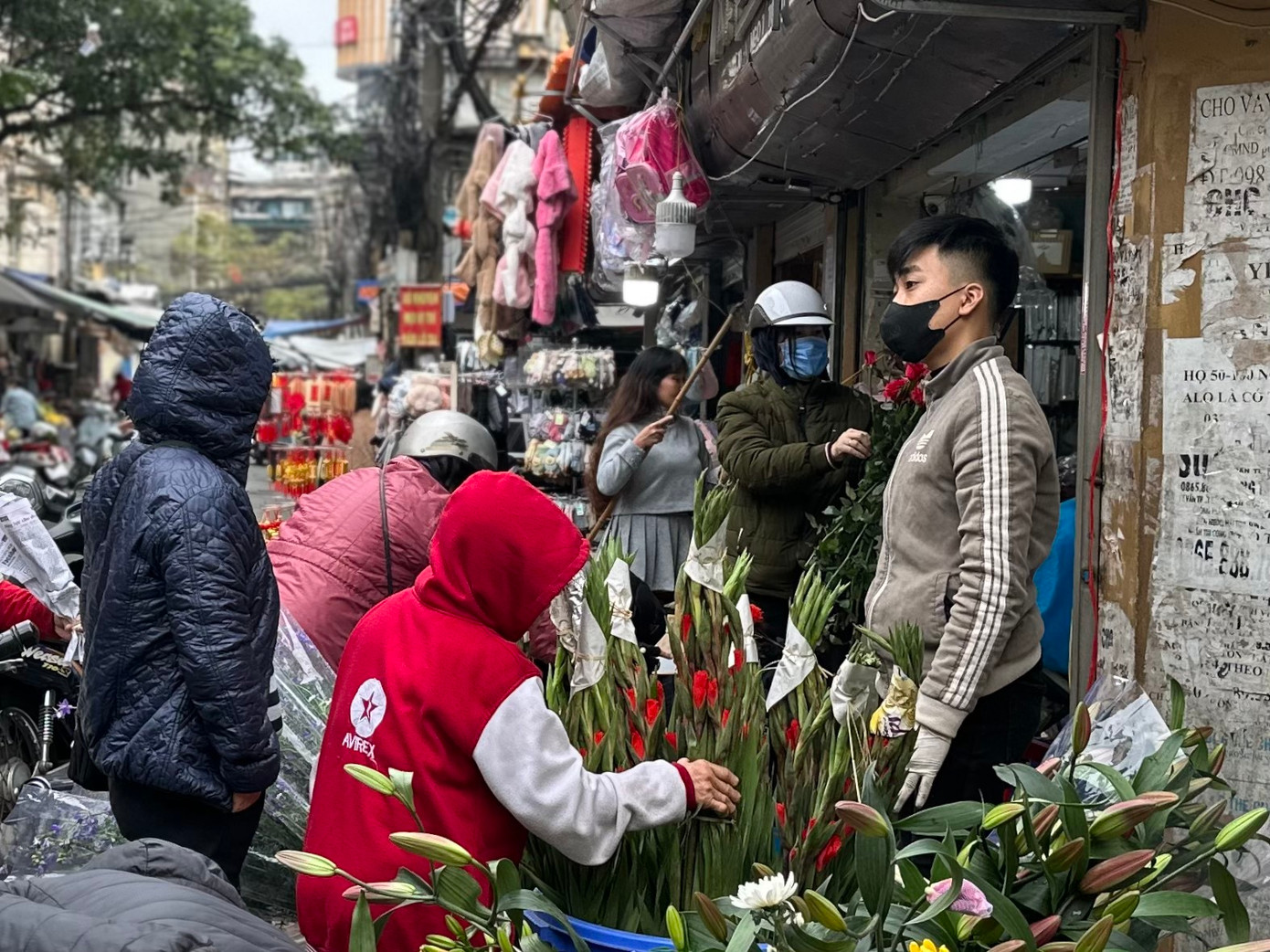 Ngày 30 Tết, giá hoa tươi neo cao, hoa lay ơn lên đến 20.000 đồng/bông, hoa ly từ 40.000- 60.000 đồng/bông.