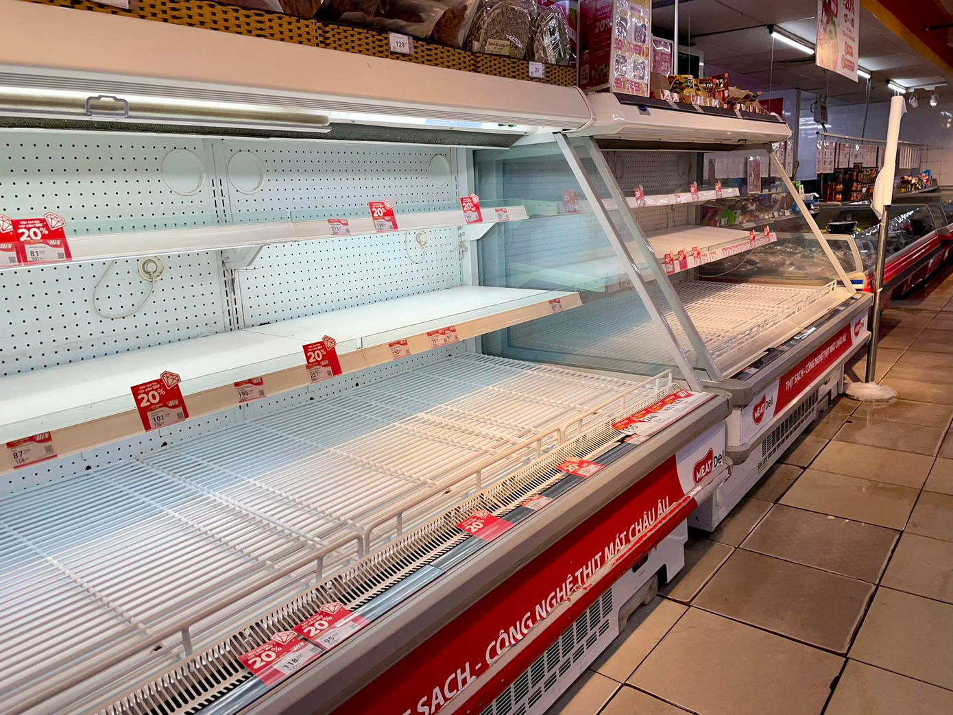 Toàn bộ tủ mát sạch bách thịt. Trước đó, các loại thịt được giảm giá 20%. (ảnh: Phạm Tuyên)