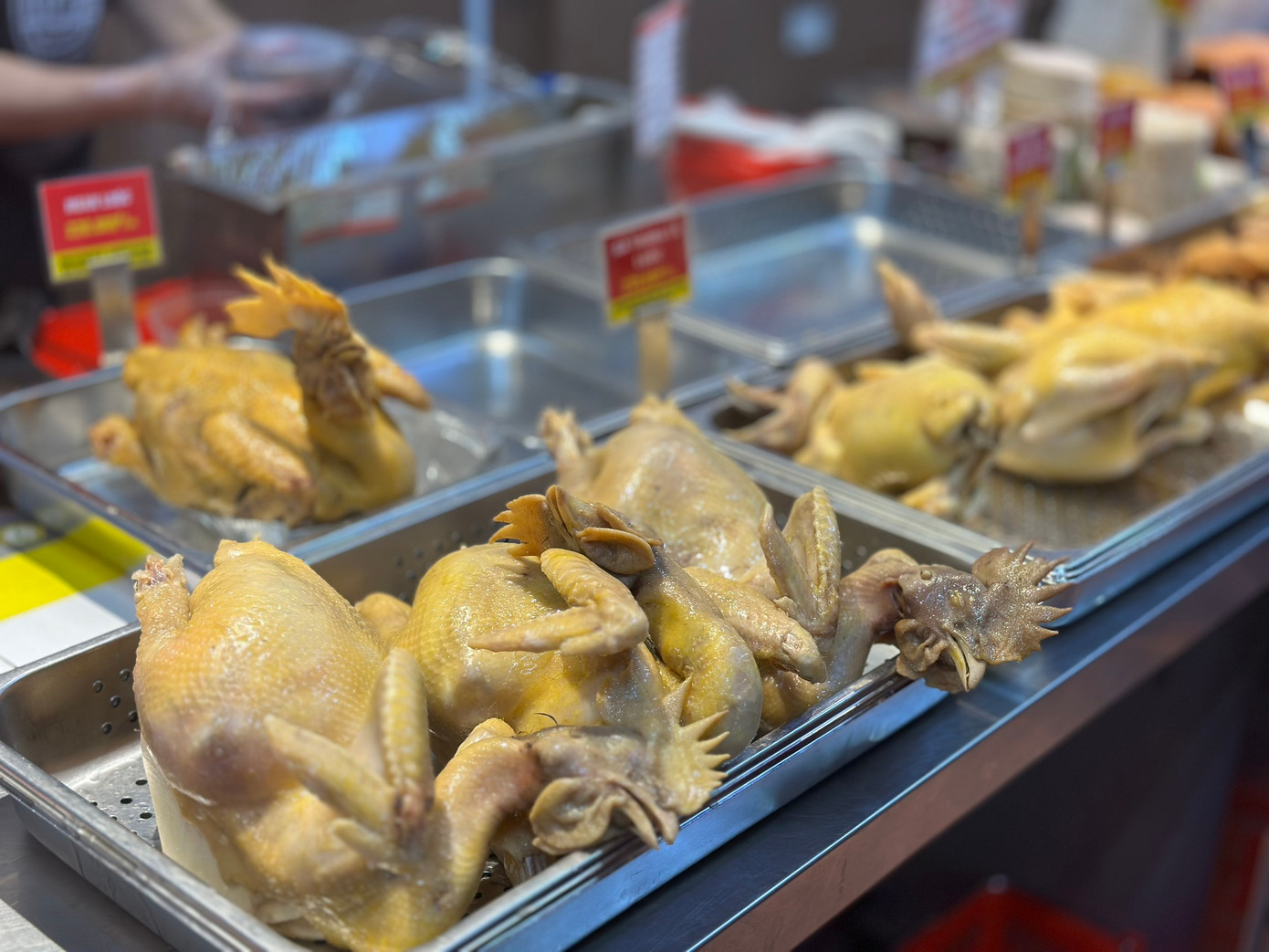 Gà trống lễ giá 275.000 đồng/kg, được nhiều bà nội trợ lựa chọn mua sẵn vì sự tiện lợi. Gà trống lễ giá 275.000 đồng/kg, được nhiều bà nội trợ lựa chọn mua sẵn vì sự tiện lợi.