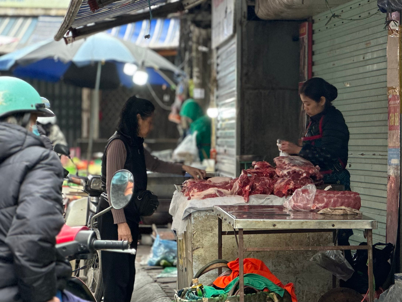 Trong khi đó, giá thịt không tăng đột biến như những năm trước. Sườn heo khoảng 150.000 - 160.000 đồng/kg, thịt ba chỉ 130.000/kg, các loại thịt khác như thịt thăn, tăng khoảng 10.000 - 20.000 đồng so với bình thường