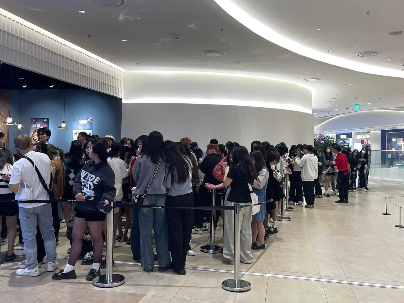 Trong khi đó, trung tâm thương mại lớn nhất ở quận Tây Hồ đông nghịt khách. Các bạn trẻ xếp hàng chờ bàn tại một nhà hàng đồ Hàn Quốc (ảnh: Duy Khang)