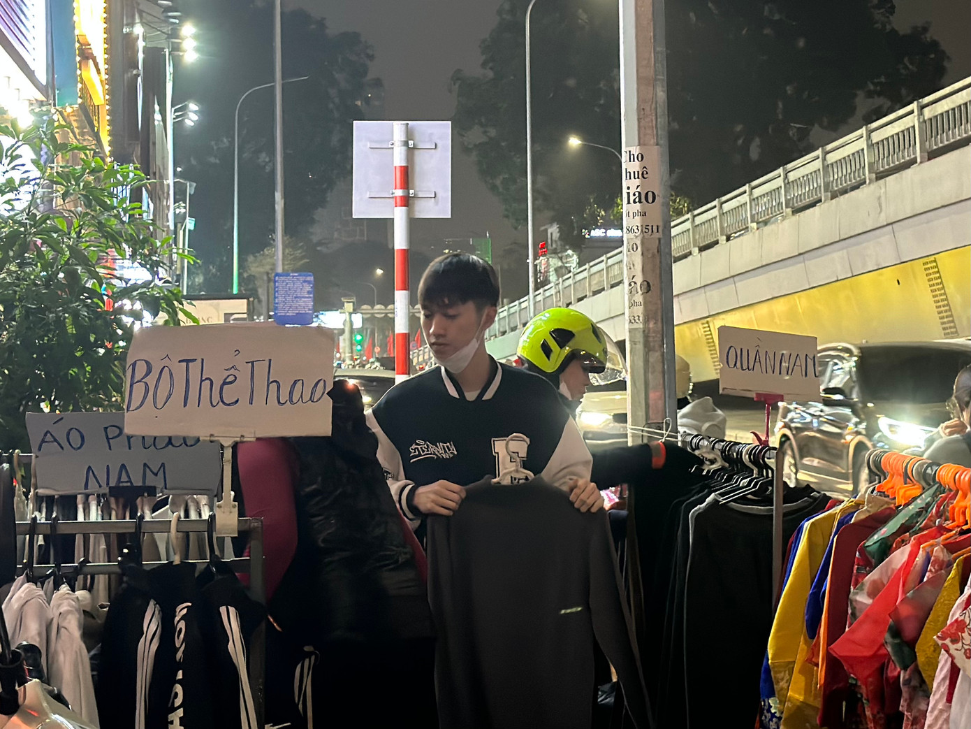 Vỉa hè các tuyến phố trung tâm còn ken đặc những dãy hàng quần áo tự phát, giá rẻ. Hàng hoá để kín vỉa hè, khách len lỏi giữa lối đi chật hẹp để chọn đồ. Quần áo vỉa hè giá rẻ hơn khá nhiều so với các cửa hàng, rất đông sinh viên, người lao động tới tìm mua.