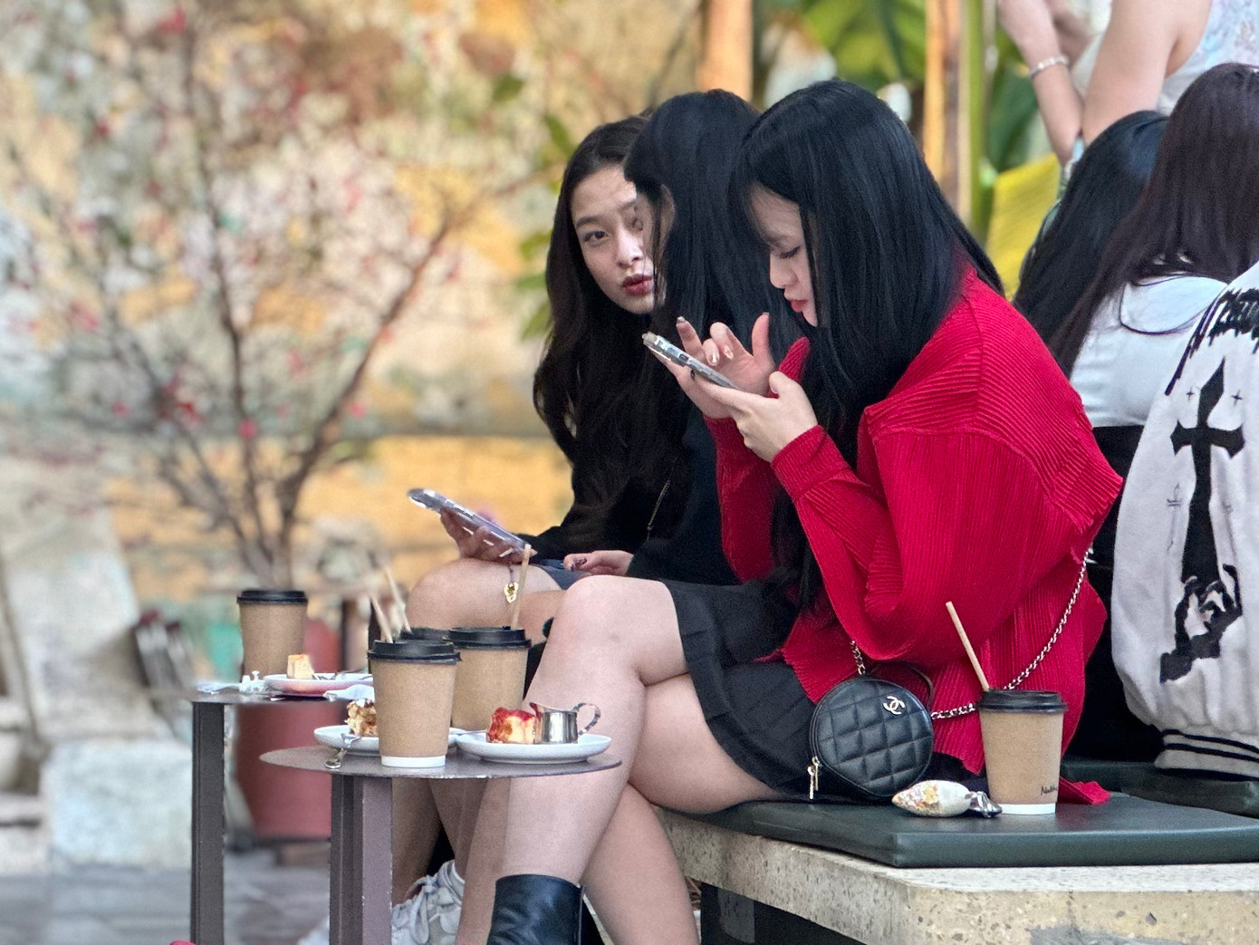 Rất đông bạn trẻ đi cafe, tán chuyện dịp đầu năm. Lựa chọn quán cafe trên phố Khúc Hạo cho buổi gặp mặt năm mới, chị Thuỳ Chi (Ba Đình, Hà Nội) cho biết, menu Tết của có niêm yết giá rõ ràng, không có tình trạng chặt chém. Do đó, dù giá tăng, chị Chi vẫn hài lòng với dịch vụ ngày Tết.