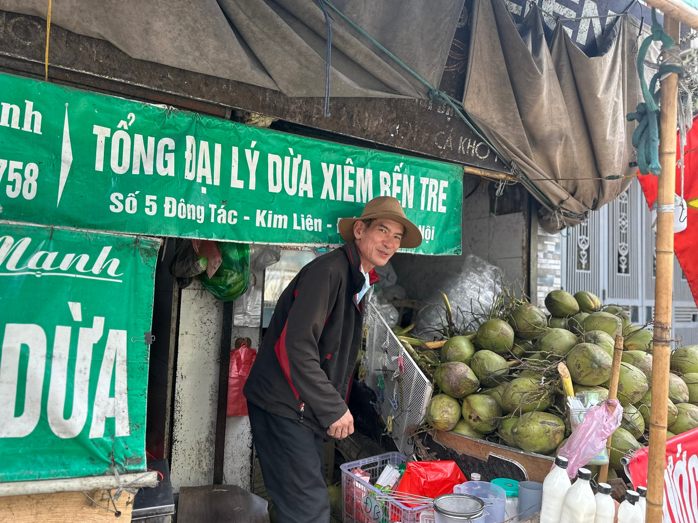 Dừa xiêm bán xuyên Tết, tiểu thương cho biết hàng bán khá chạy, do nhu cầu giải khát tăng cao. Giá dừa không đổi so với ngày thường, trên dưới 30.000 đồng/quả. Dừa bổ sẵn lấy nước giá 45.000 đồng/chai 1 lít.